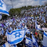 Des milliers de personnes manifestent devant le Parlement israélien.